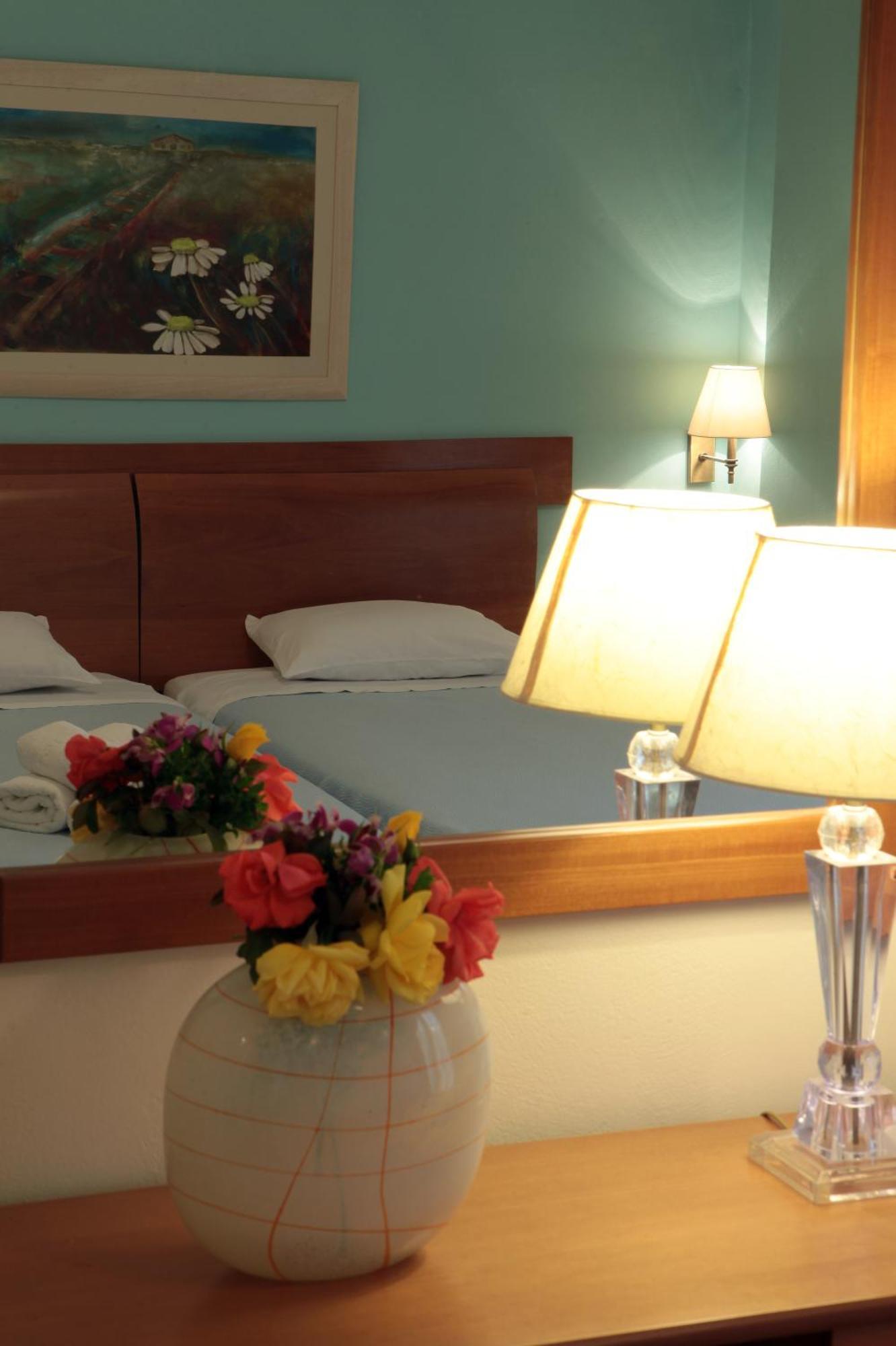 Kyniska Hotel Plitra Luaran gambar